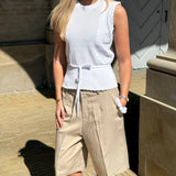 Modelbillede af JEANY strik top, hvid og HARLEE shorts, beige. Fra BySofieSønderby