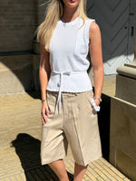 Modelbillede af JEANY strik top, hvid og HARLEE shorts, beige. Fra BySofieSønderby
