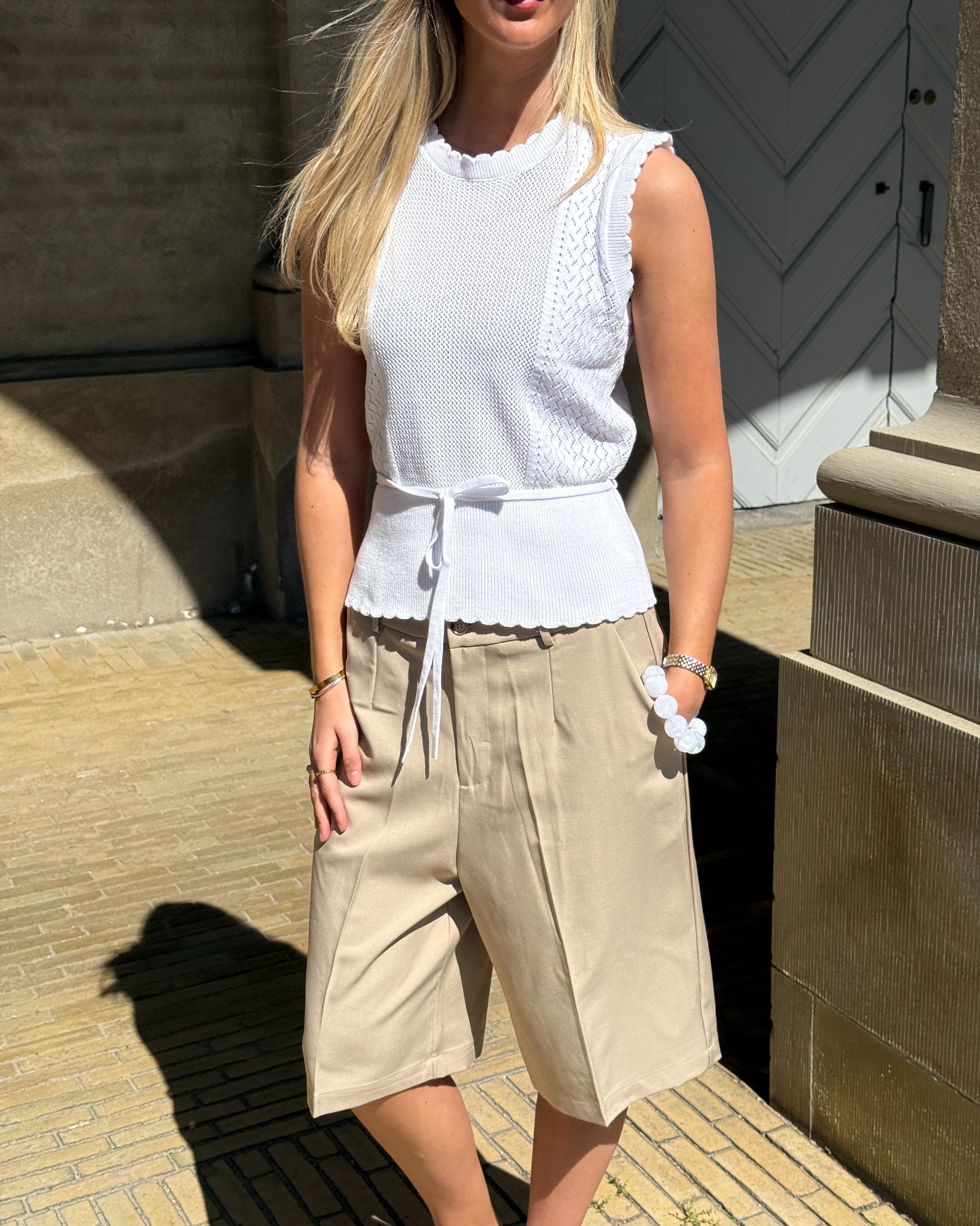 Modelbillede af JEANY strik top, hvid og HARLEE shorts, beige. Fra BySofieSønderby