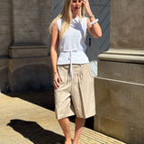 Modelbillede af JEANY strik top, hvid og HARLEE shorts, beige. Fra BySofieSønderby