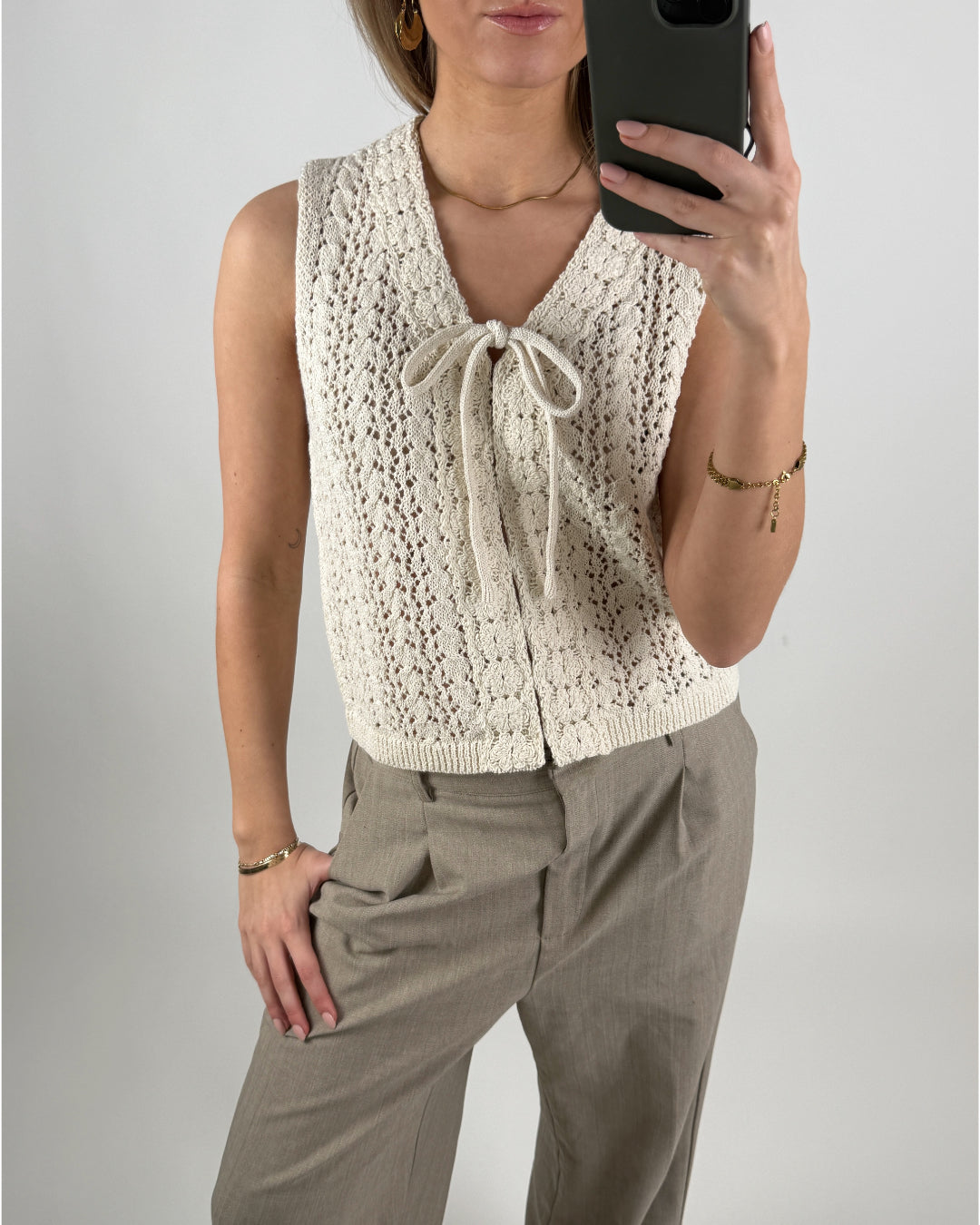 Modelbillede af beige JOLIN strik top. Set forfra. Fra BySofieSønderby