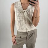 Modelbillede af beige JOLIN strik top. Set forfra. Fra BySofieSønderby