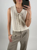 Modelbillede af beige JOLIN strik top. Set forfra. Fra BySofieSønderby