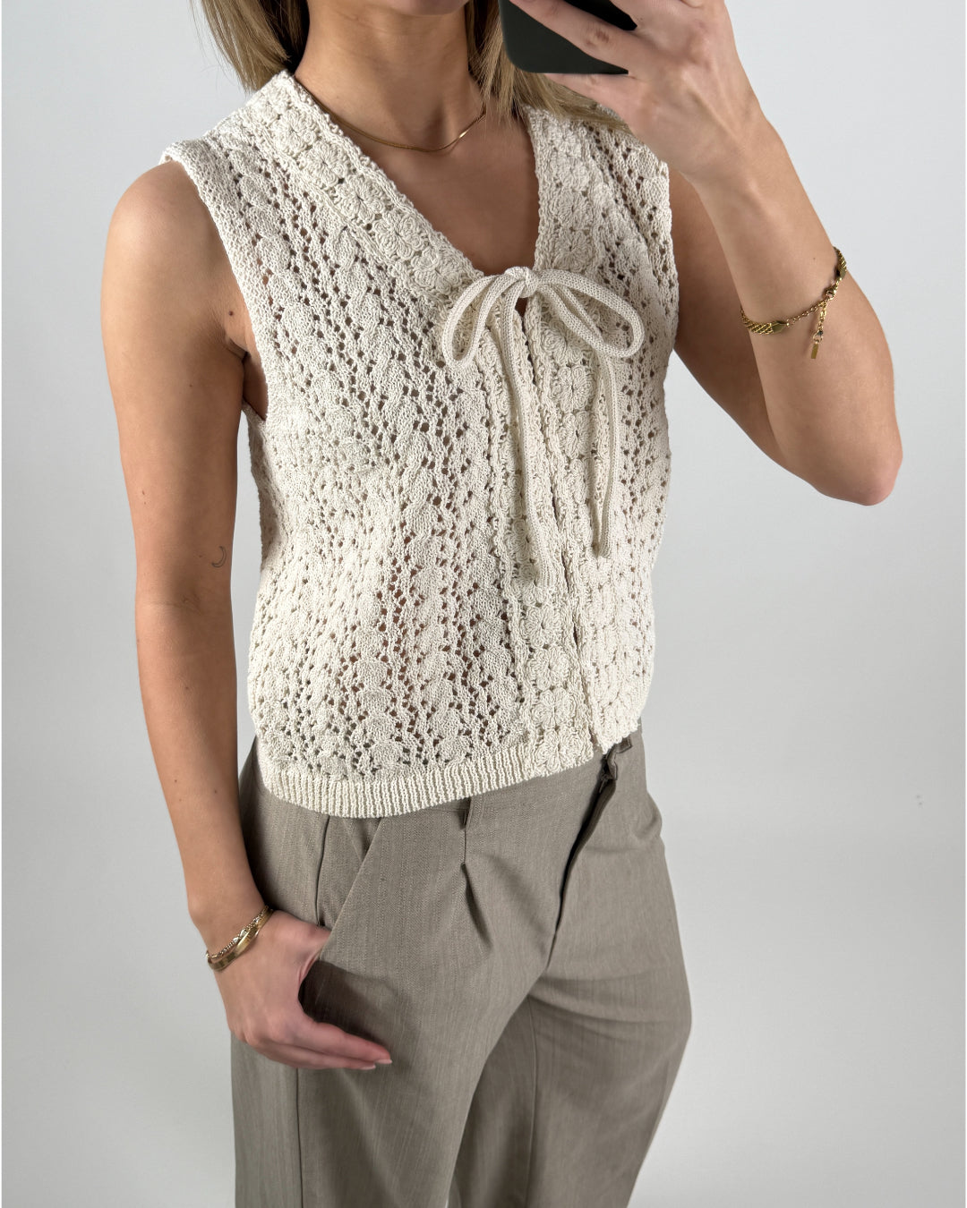 Modelbillede af beige JOLIN strik top. Set forfra. Fra BySofieSønderby