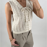 Modelbillede af beige JOLIN strik top. Set forfra. Fra BySofieSønderby