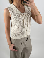 Modelbillede af beige JOLIN strik top. Set forfra. Fra BySofieSønderby