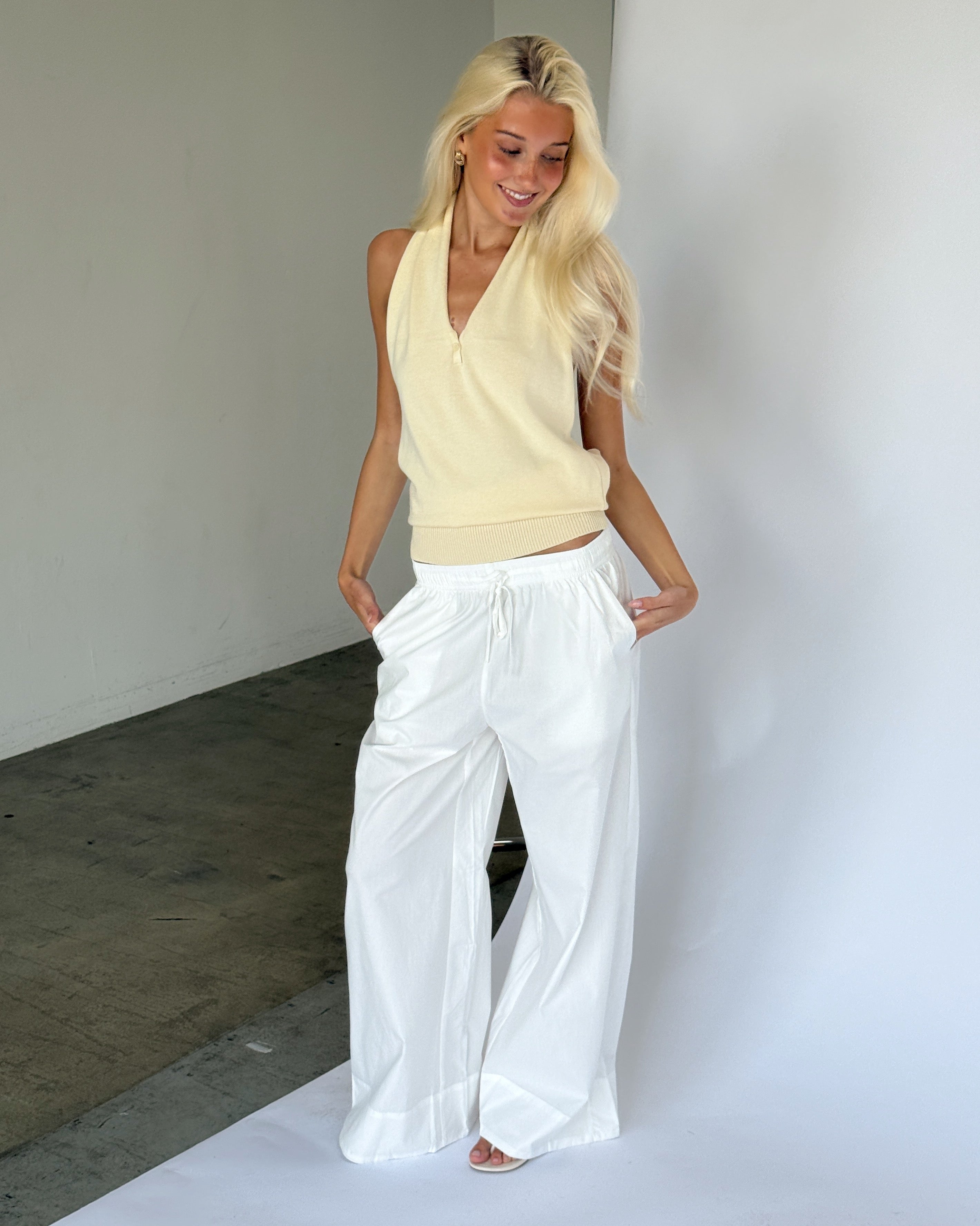 Modelbillede af JORDAN halterneck top, gul. Fra BySofieSønderby