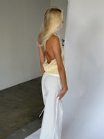 Modelbillede af JORDAN halterneck top, hvid. Fra BySofieSønderby