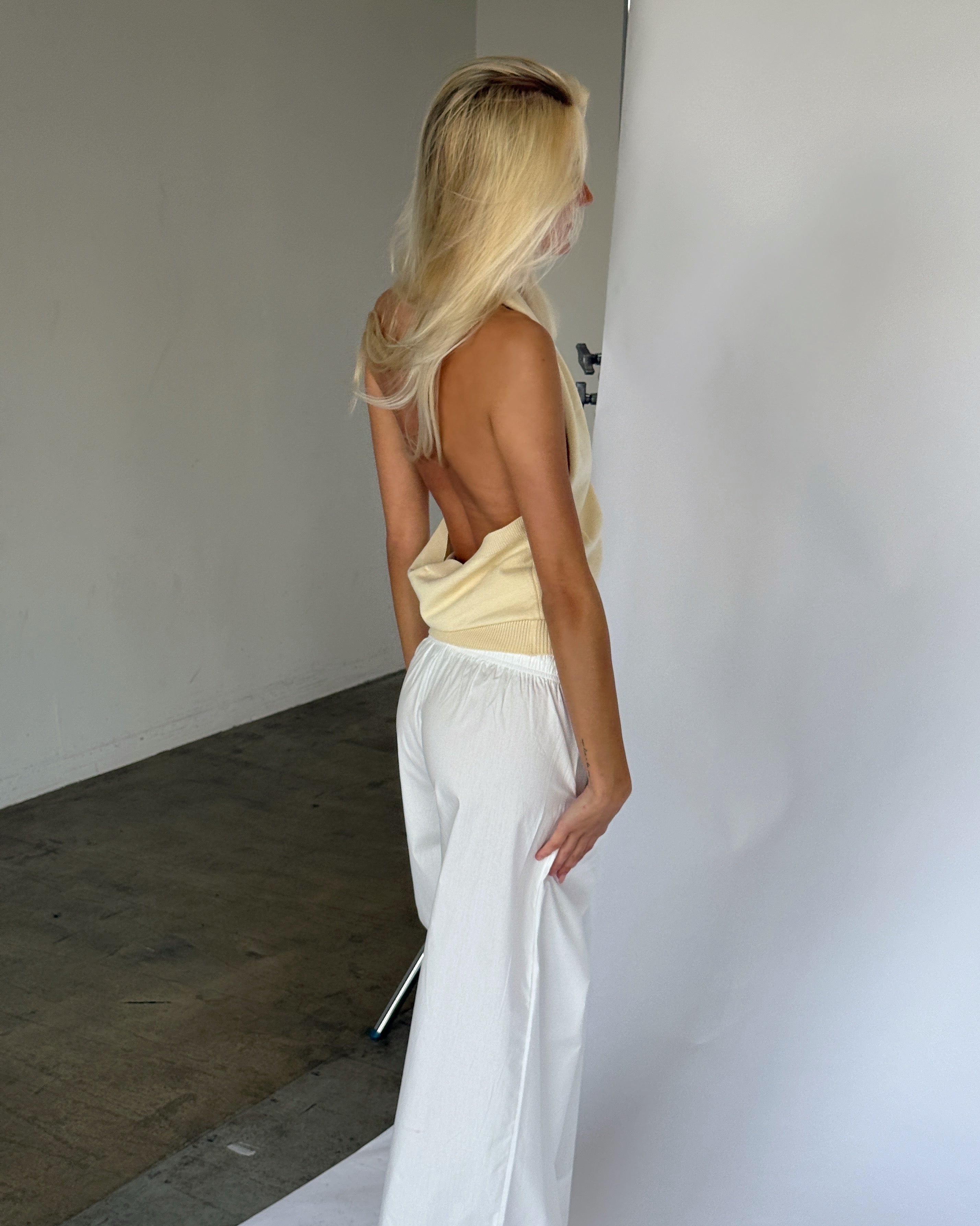 Modelbillede af JORDAN halterneck top, hvid. Fra BySofieSønderby
