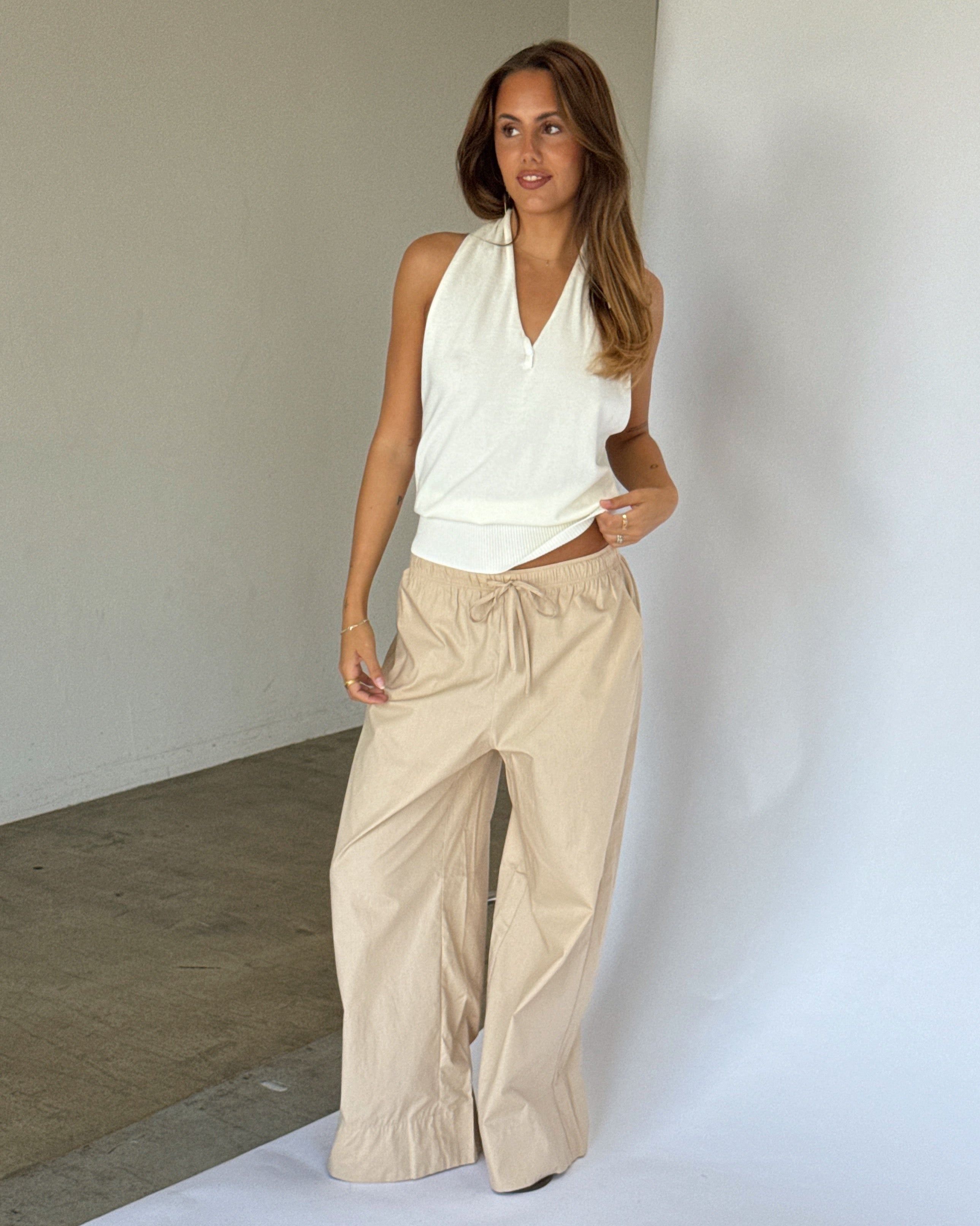 Modelbillede af JORDAN halterneck top, hvid. Fra BySofieSønderby