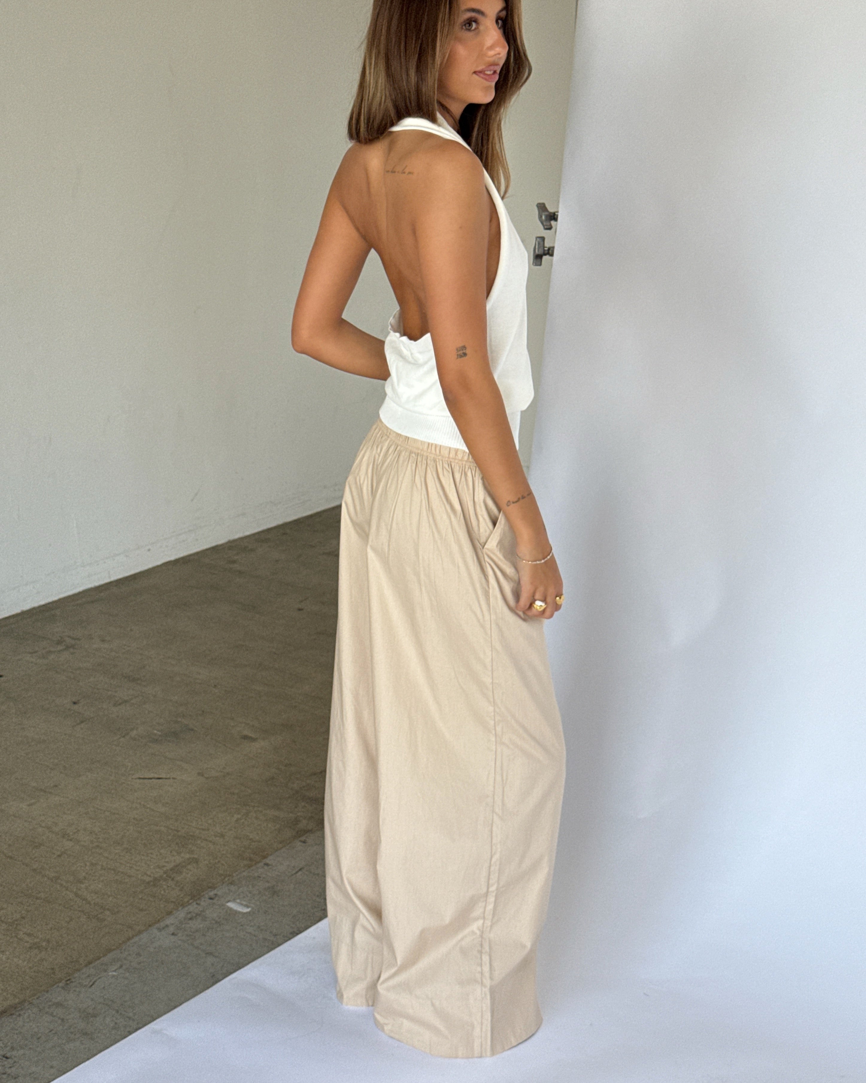 Modelbillede af JORDAN halterneck top, hvid. Fra BySofieSønderby