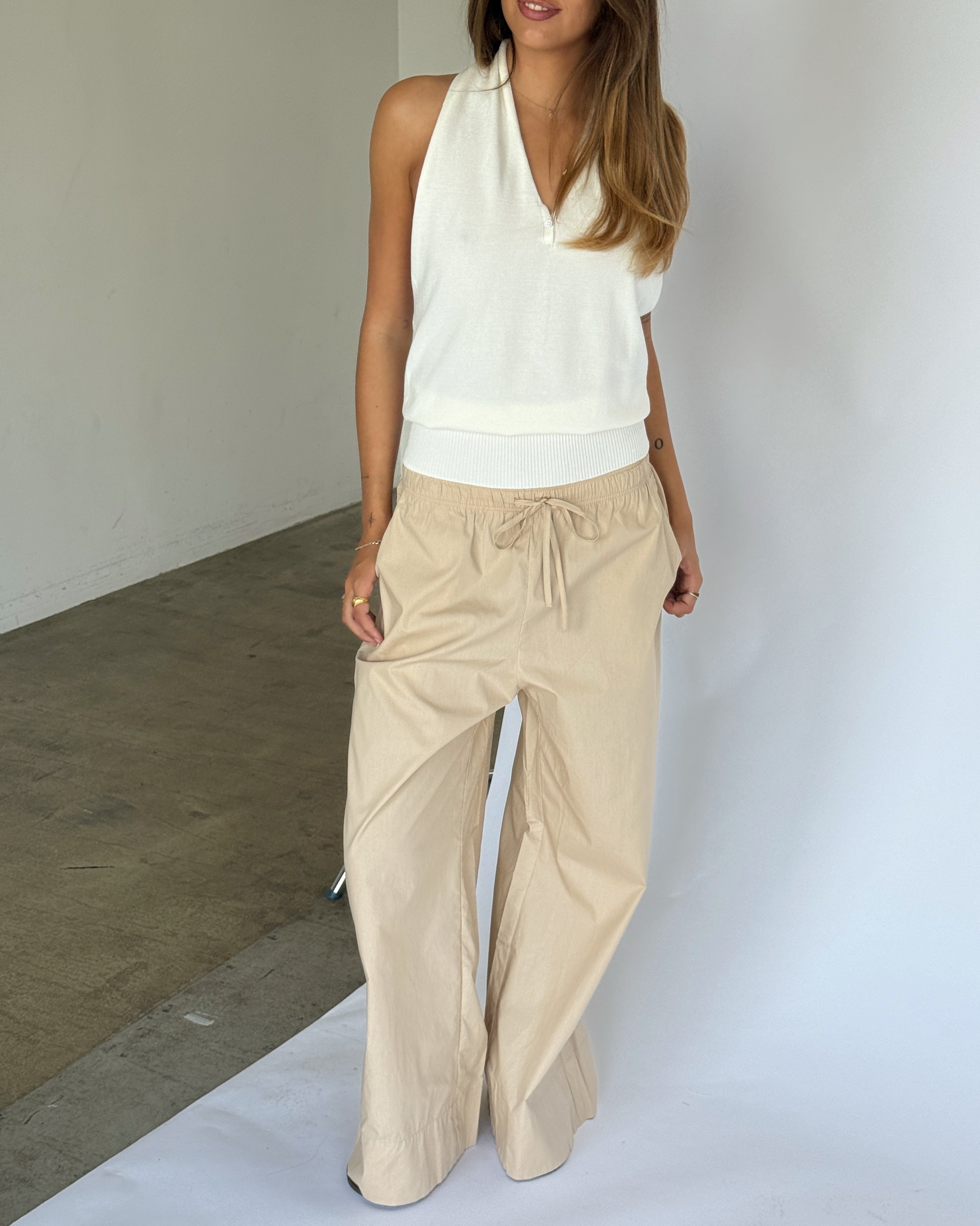 Modelbillede af JORDAN halterneck top, hvid. Fra BySofieSønderby
