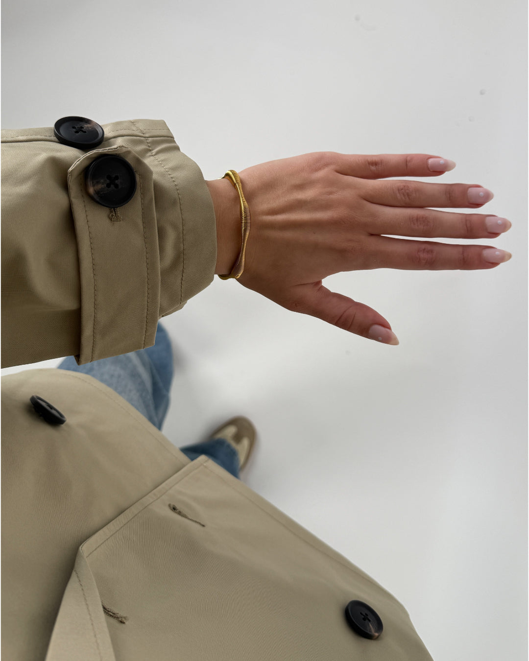 Modelbillede af guld JULIET armbånd. Fra BySofieSønderby