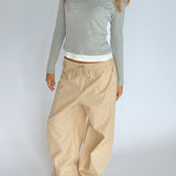 Modelbillede af KAIA langærmet v-hals, grå og DANIA wide leg bukser, beige. Begge fra BySofieSønderby