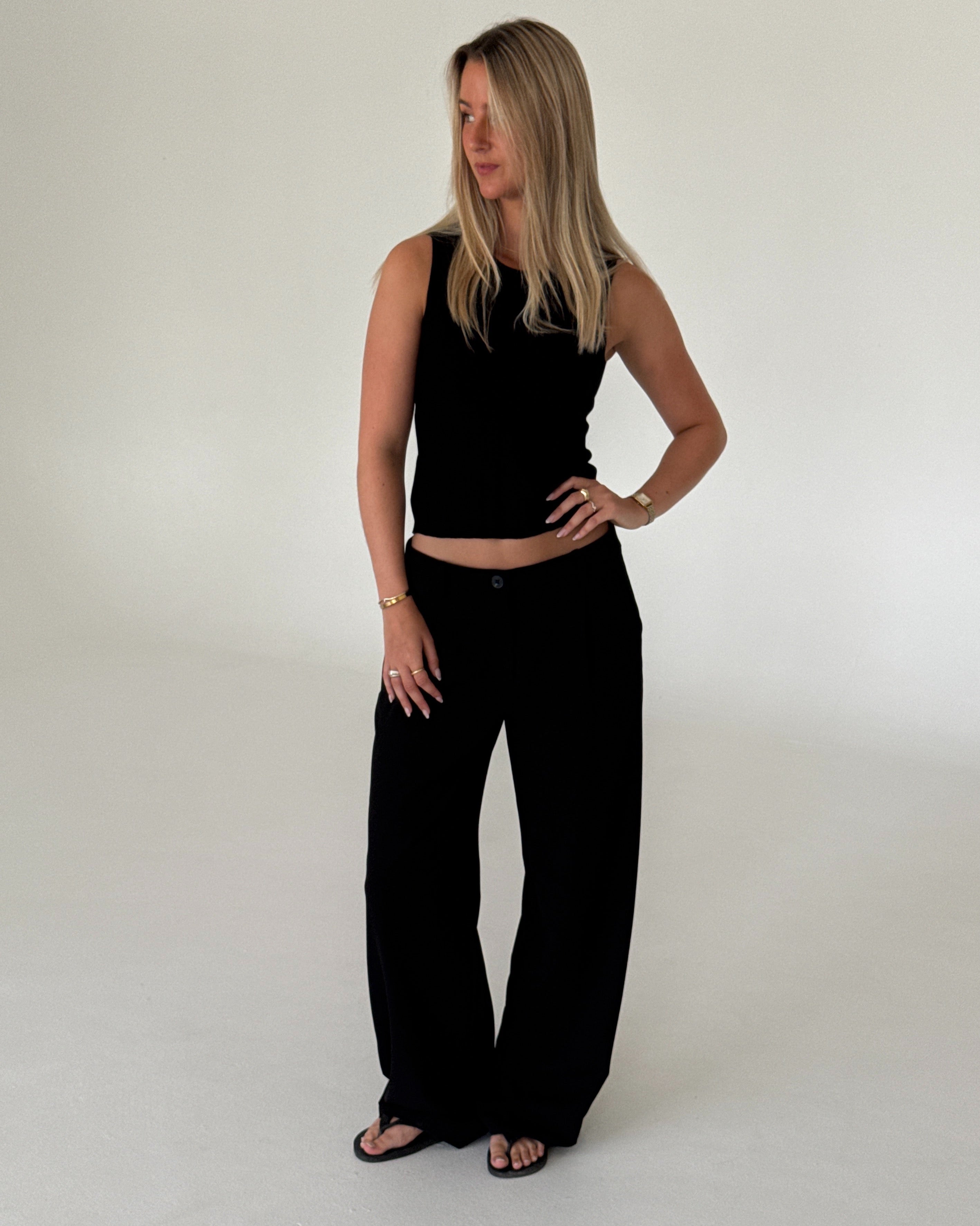 Modelbillede af KARI bukser, sort. Fra BySofieSønderby