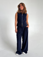 Modelfoto af pige som bærer Kate top i Navy, samt Kate bukser. Alt fra By Sofie Sønderby