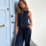 Modelfoto af pige som bærer Kate top i Navy, samt Kate bukser. Alt fra By Sofie Sønderby