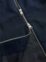 Detaljefoto af navyblå KATE vest. Fra BySofieSønderby