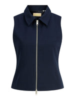 Produktfoto af navyblå KATE vest set forfra. Bagrund er hvid. Fra BySofieSønderby