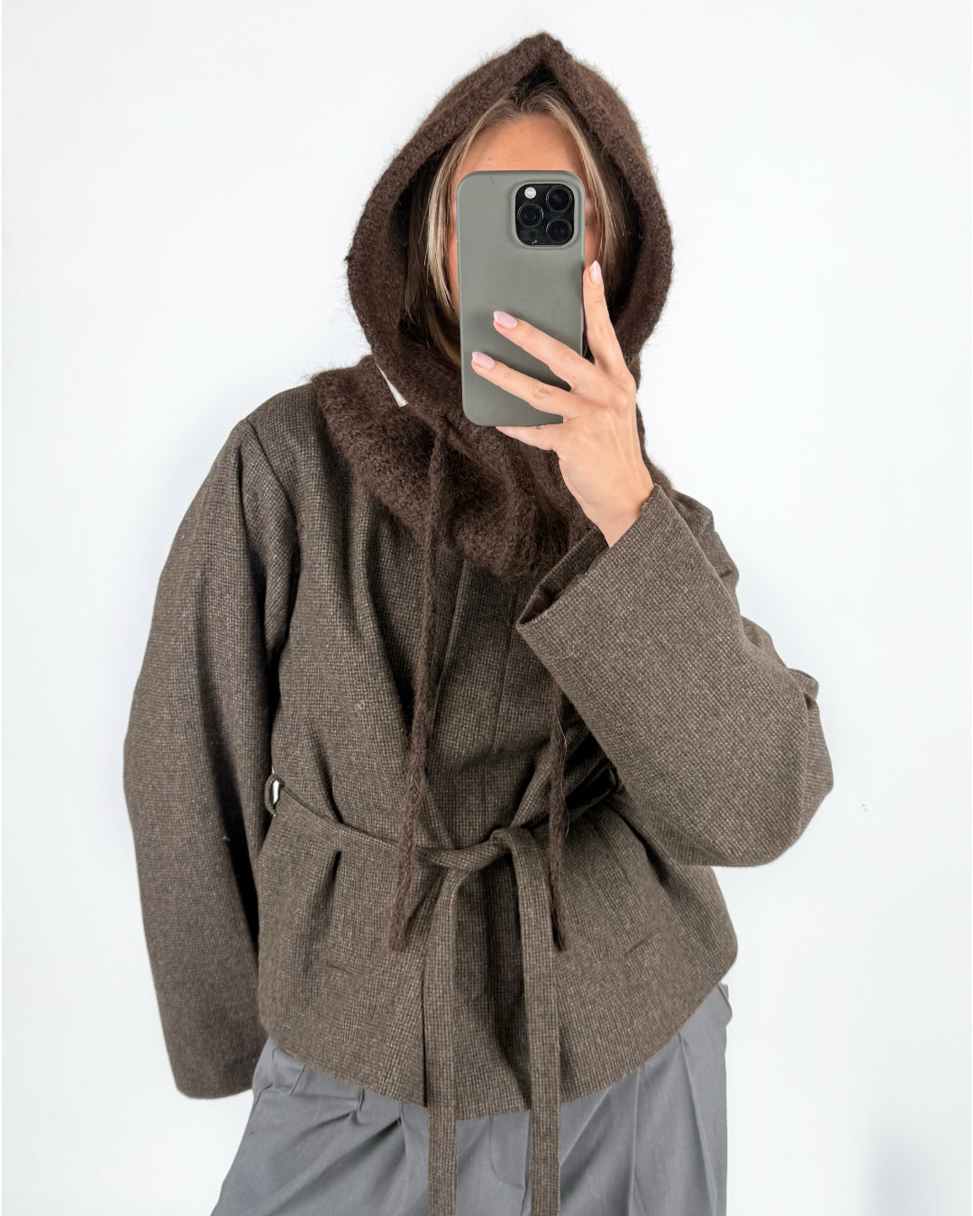 Modelfoto af pige med brun KATHERINE balaclava og brun DARLA jakke. Alt er fra BySofieSønderby.