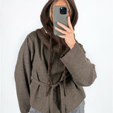 Modelfoto af pige med brun KATHERINE balaclava og brun DARLA jakke. Alt er fra BySofieSønderby.