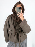 Modelfoto af pige med brun KATHERINE balaclava og brun DARLA jakke. Alt er fra BySofieSønderby.