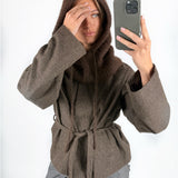 Modelfoto af pige med brun KATHERINE balaclava og brun DARLA jakke. Alt er fra BySofieSønderby.