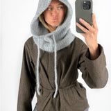 Modelfoto af pige med grå KATHERINE balaclava og brun DARLA jakke. Alt er fra BySofieSønderby.