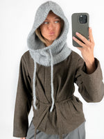 Modelfoto af pige med grå KATHERINE balaclava og brun DARLA jakke. Alt er fra BySofieSønderby.