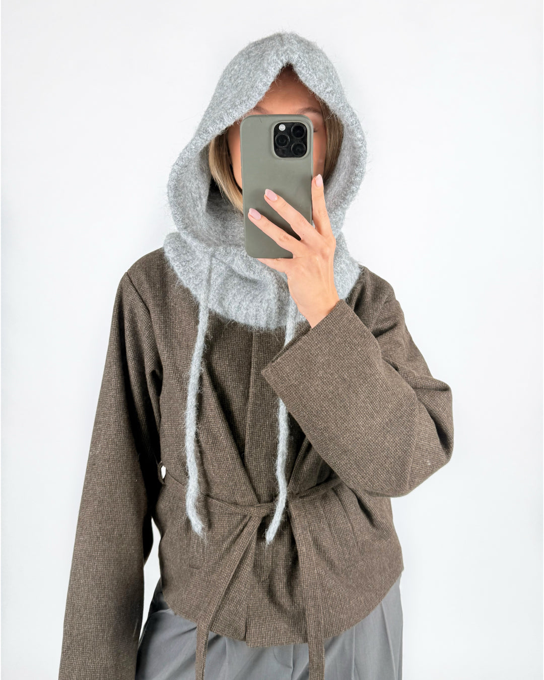 Modelfoto af pige med grå KATHERINE balaclava og brun DARLA jakke. Alt er fra BySofieSønderby.