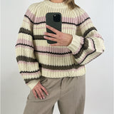 Stemningsbillede af pige der bærer en beige-lyserød KELLY striktrøje. Fra BySofieSønderby