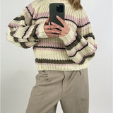 Stemningsbillede af pige der bærer en beige-lyserød KELLY striktrøje. Fra BySofieSønderby