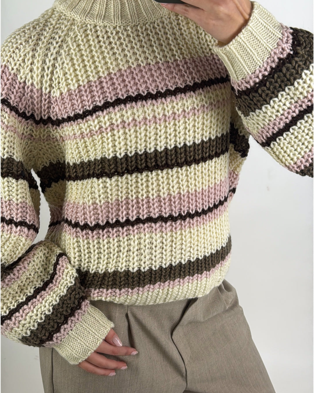 Stemningsbillede af pige der bærer en beige-lyserød KELLY striktrøje. Fra BySofieSønderby