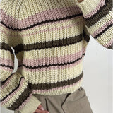 Stemningsbillede af pige der bærer en beige-lyserød KELLY striktrøje. Fra BySofieSønderby