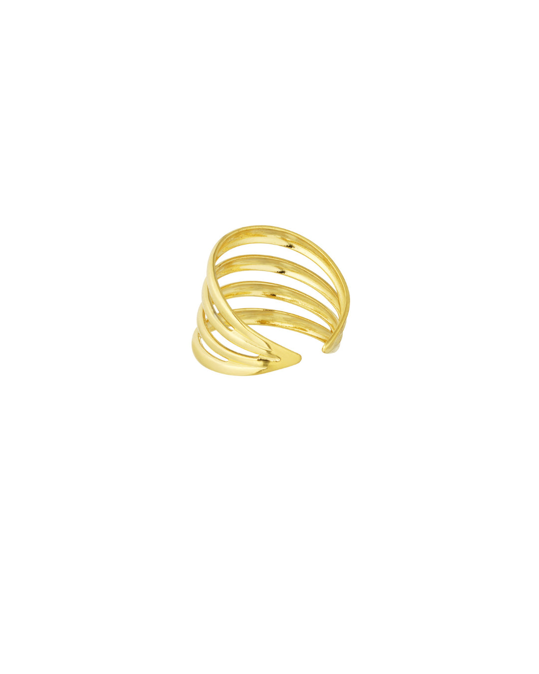 Guldring med fem parallelle bånd snoet i en spiralform, ligger stille mod en hvid baggrund, udstrålende elegance og enkelhed i sit design.