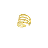 Guldring med fem parallelle bånd snoet i en spiralform, ligger stille mod en hvid baggrund, udstrålende elegance og enkelhed i sit design.