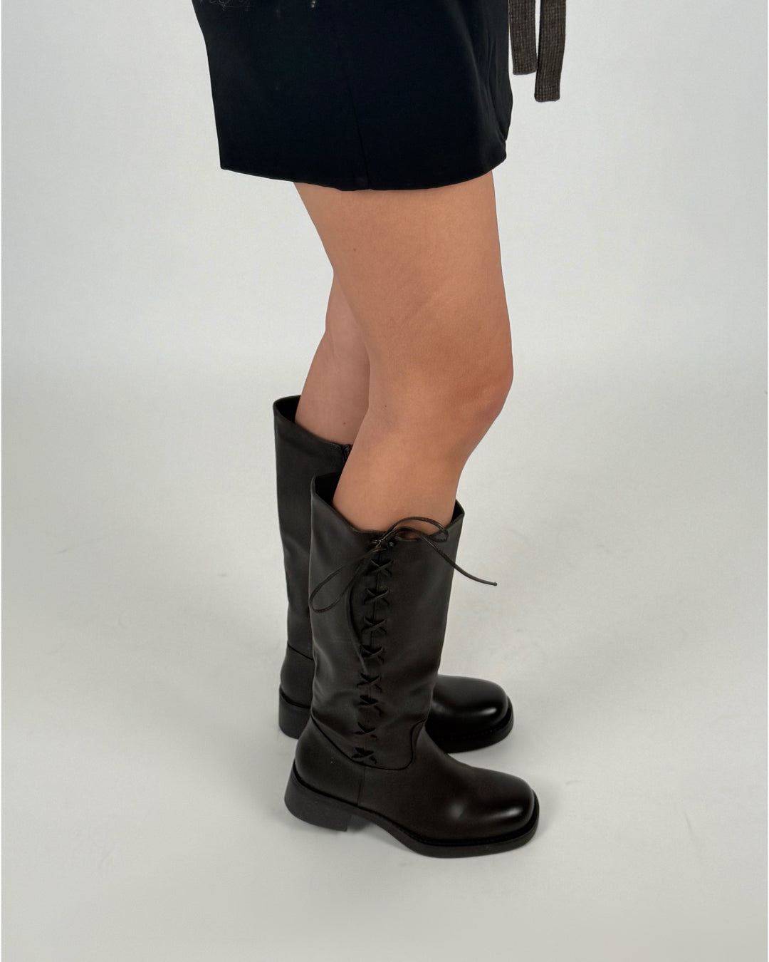 Modelfoto af pige i brune KIMBER støvler med snører på siden. Fra BySofieSønderby.