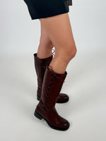 Modelfoto af pige i røde KIMBER støvler med snører på siden. Fra BySofieSønderby.