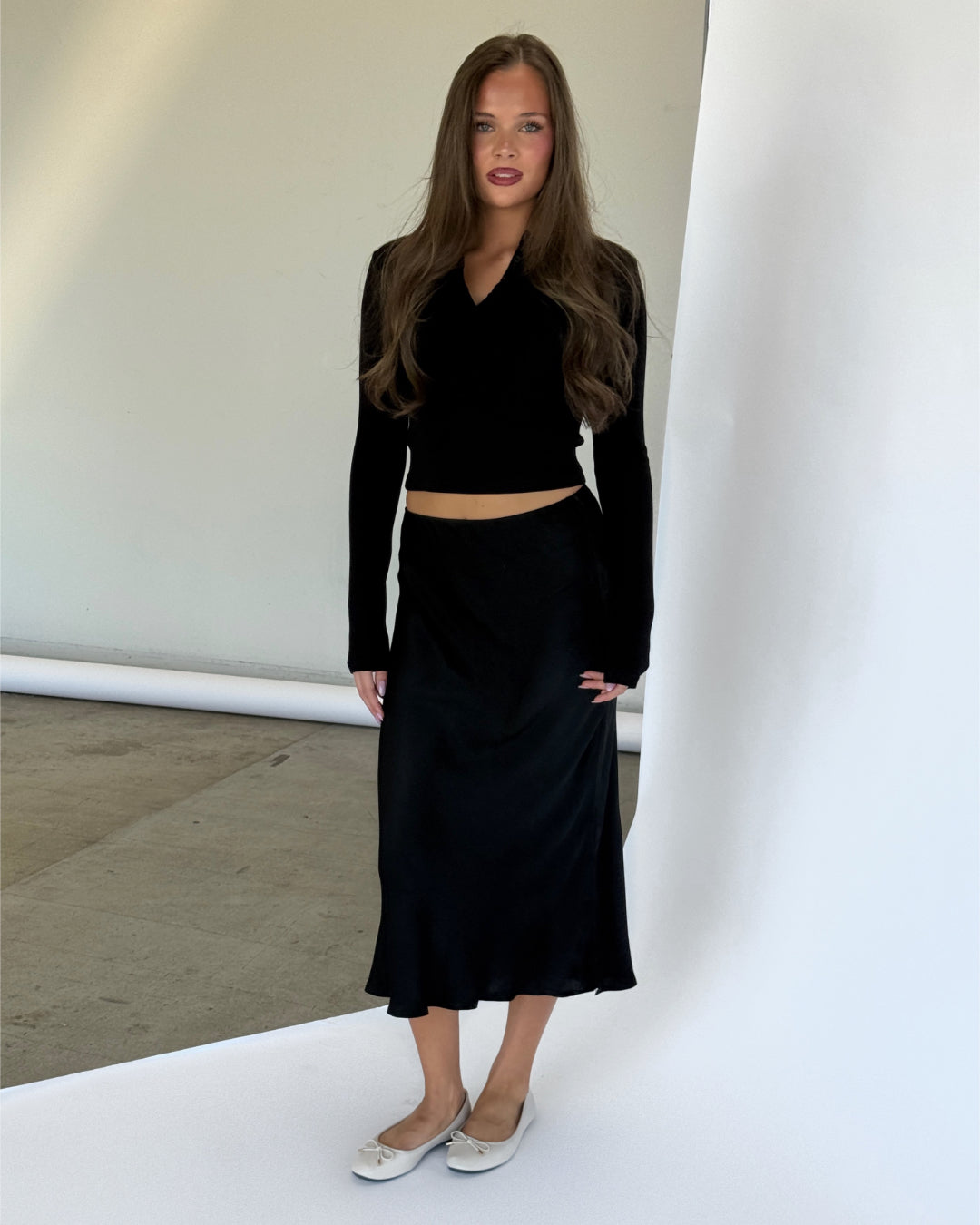 Modelbillede af sort KLARA nederdel. Set forfra. Fra BySofieSønderby