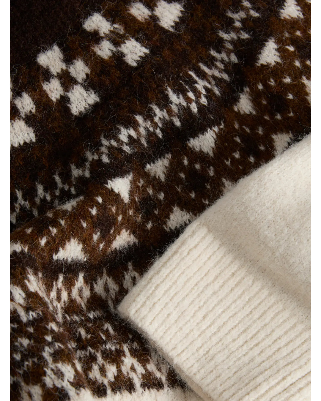 Detaljebillede af hvid KRISTIN striktrøje. Fra BySofieSønderby.