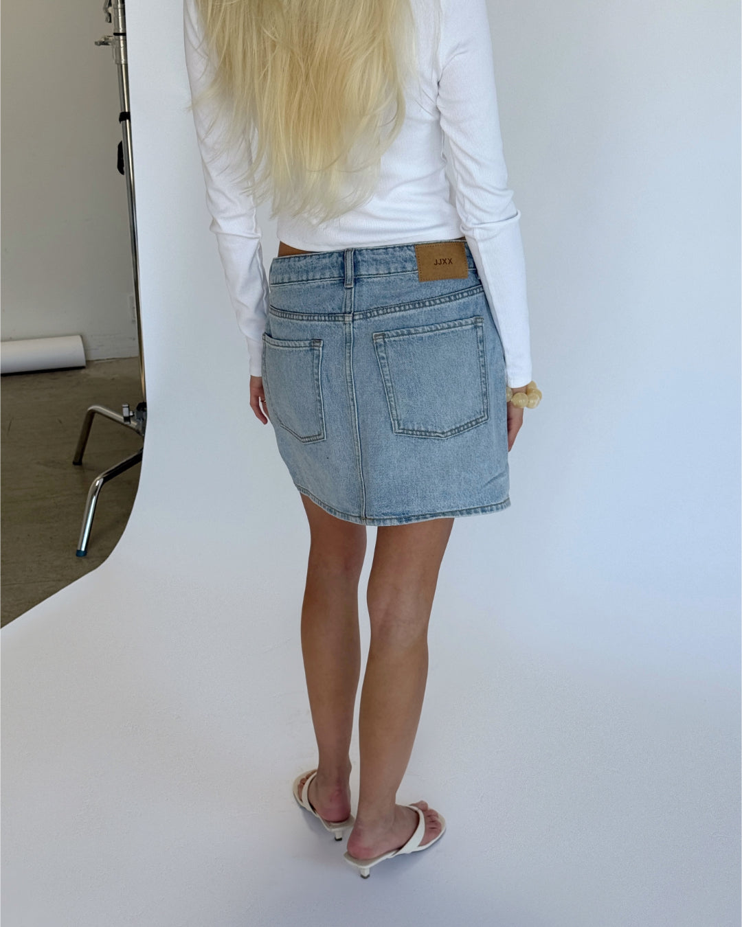 Modelbillede af blå LAURA nederdel. Set bagfra. Fra BySofieSønderby