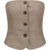En stropløs beige vest med fire knapper foran, placeret mod en ensfarvet baggrund. Vesten har to lommer, der giver et klassisk og stilfuldt udtryk.
