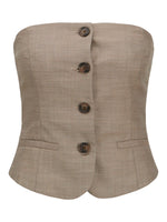 En stropløs beige vest med fire knapper foran, placeret mod en ensfarvet baggrund. Vesten har to lommer, der giver et klassisk og stilfuldt udtryk.
