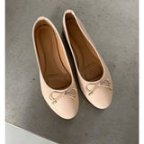 Produktfoto af LENA ballerinaer, beige på grå baggrund - Fra BySofieSønderby
