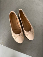 Produktfoto af LENA ballerinaer, beige på grå baggrund - Fra BySofieSønderby