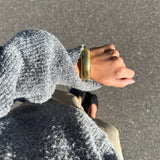 Modelfoto af en Lenora guld armbånd. Baggrund er grå. Fra BySofieSønderby