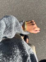 Modelfoto af en Lenora guld armbånd. Baggrund er grå. Fra BySofieSønderby