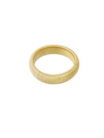 Produktfoto af en Lenora armbånd i guld med stribe effekt hele vejen rundt. Baggrund er hvid. Fra BySofieSønderby