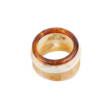 Produktfoto af Leona armbånd sæt med 3 armbånde, i beige/brune nuancer. Baggrund er hvid. Fra BySofieSønderby