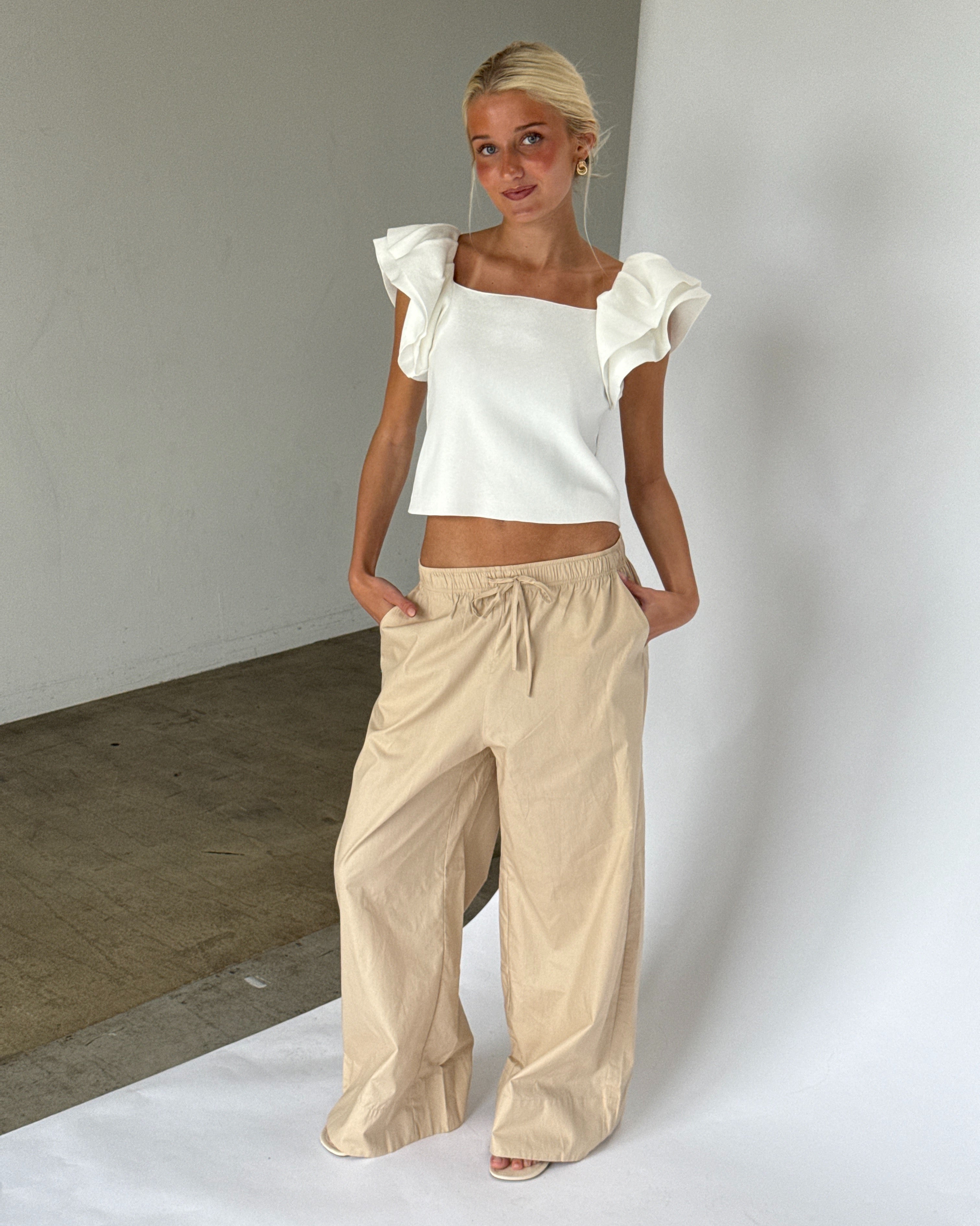 Modelbillede af LEONORA top, hvid. Fra BySofieSønderby